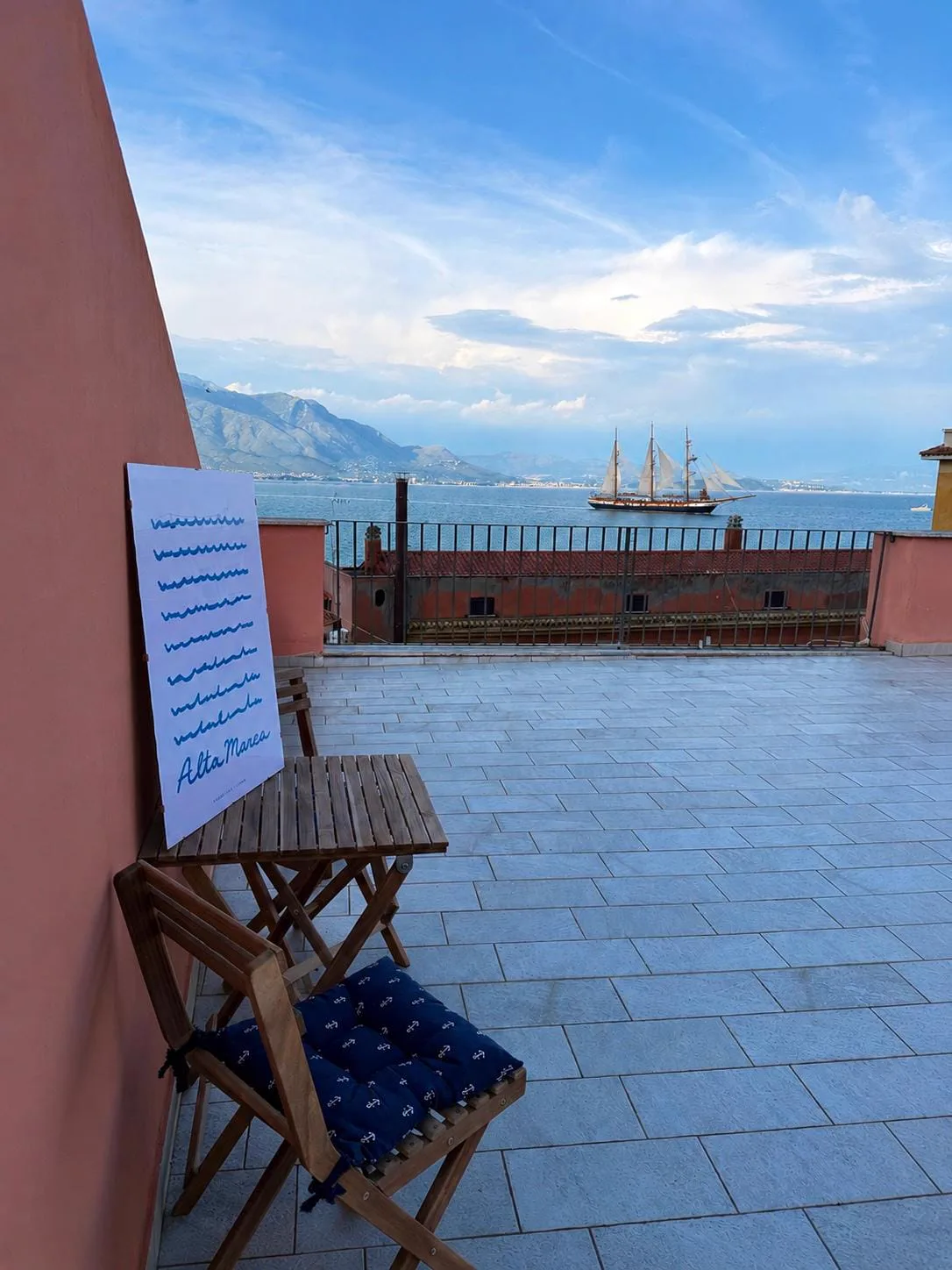 Terrazzo di AltaMarea con vista panoramica sul golfo di Gaeta e i monti