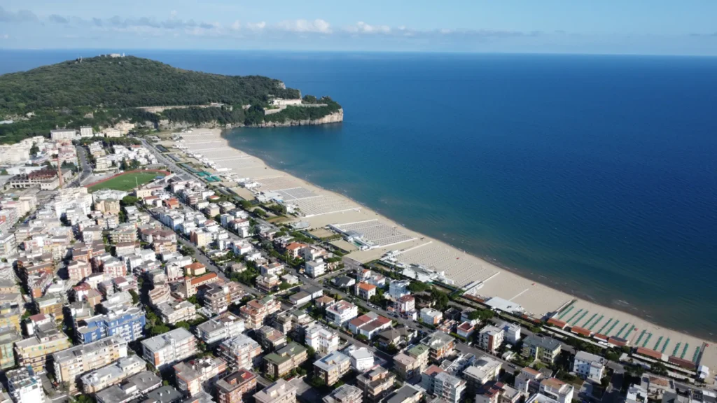 Immagine della spiaggia di Serapo a Gaeta