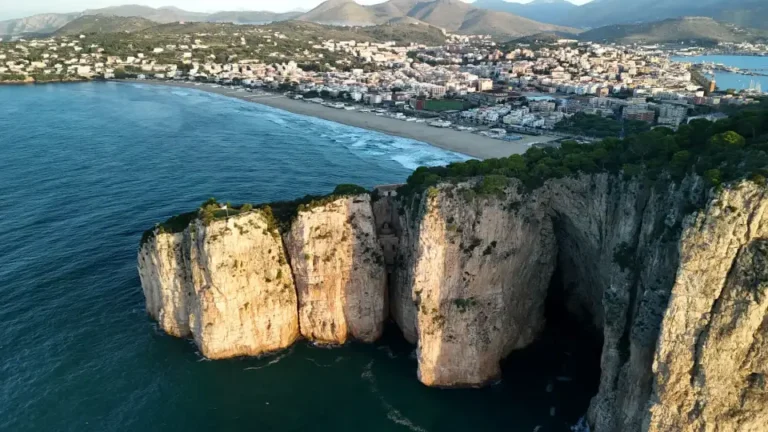 Immagine della montagna spaccata dal mare