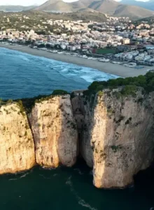Immagine della montagna spaccata dal mare