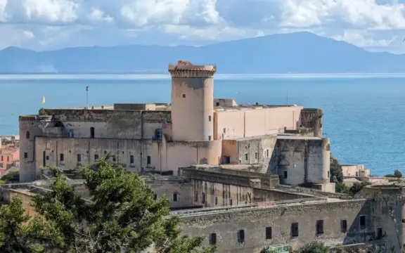 Il Castello Angioino-Aragonese: Storia e Leggende di un Simbolo di Gaeta