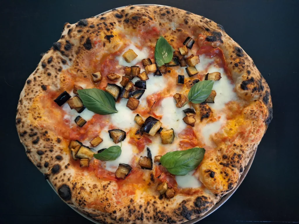 immagine pizza con le melanzane su sfondo nero