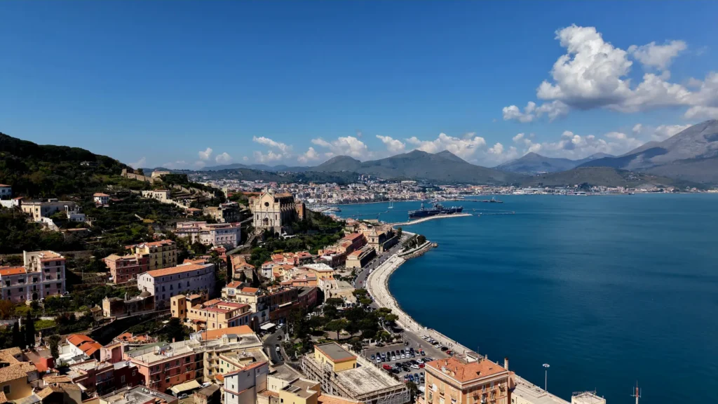 Immagine golfo di gaeta con tempio di san francesco sullo sfondo