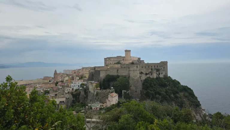 Immagine del castello angioino-aragonese