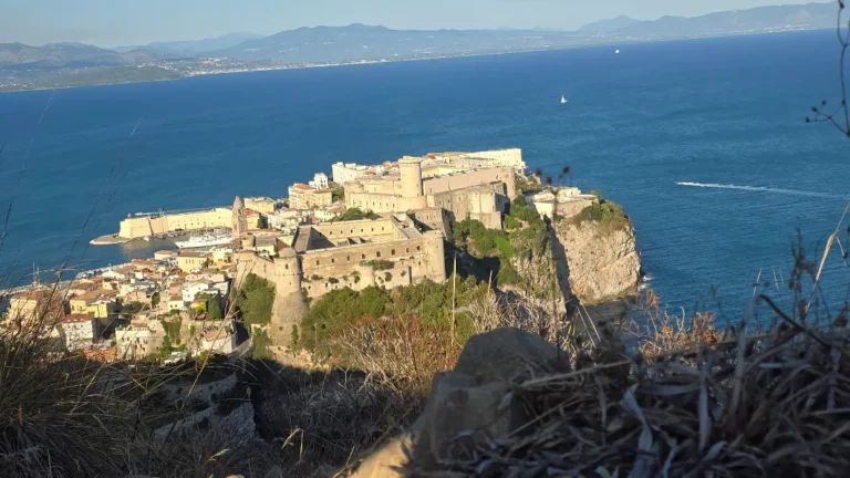 Immagine del castello angioino-aragonese visto dalle spalle