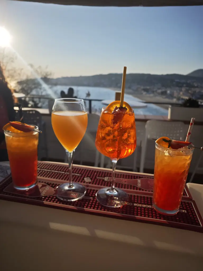 Cocktail sulla terrazza del Caffè del Professore a Gaeta, con la spiaggia di Serapo sullo sfondo