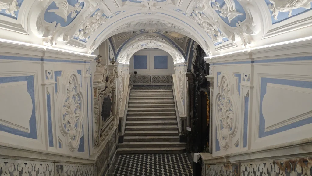 Immagine delle scale di ingresso della cripta di sant'erasmo a gaeta