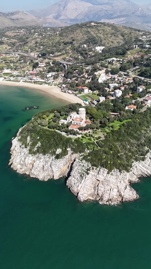 Immagine della spiaggia dei quaranta remi vicino la baia dell'ariana