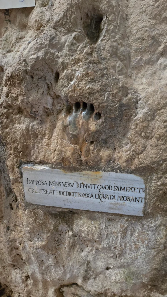 Immagine della Mano del Turco impressa nella roccia