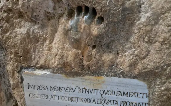Grotta del Turco: The 272 steps among Pirates, Legends and the set of “Game of Thrones”