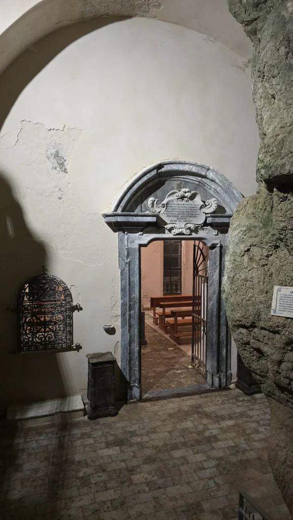 Immagine del santuario all'interno della montagna spaccata