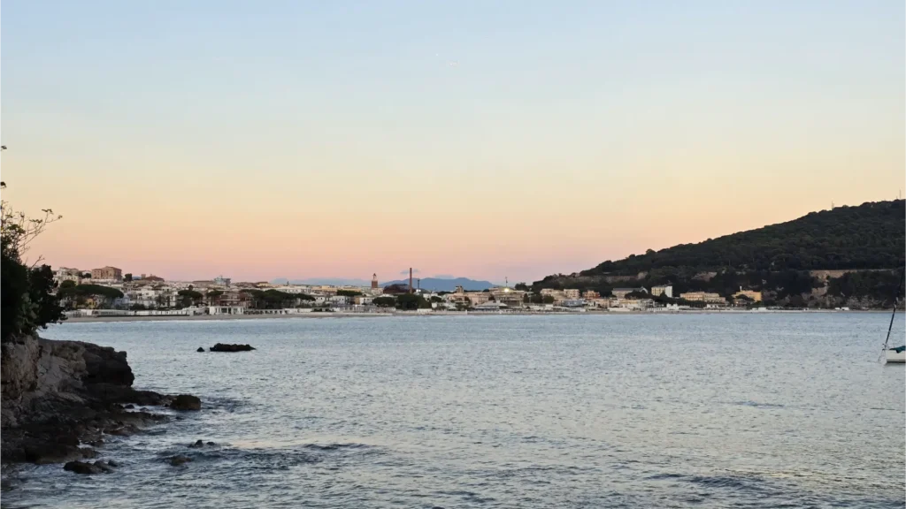 immagine della spiaggia di serapo al tramonto