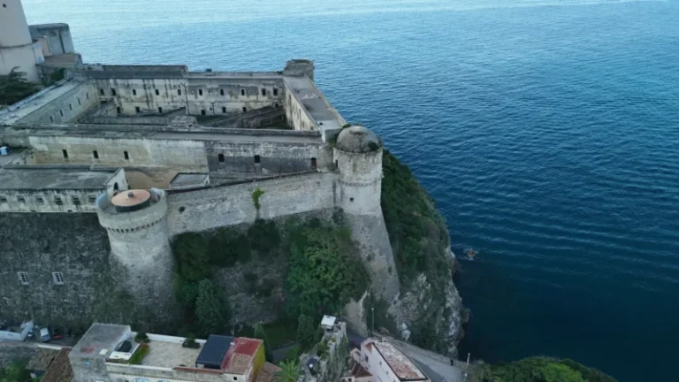 Immagine del castello di gaeta laterale