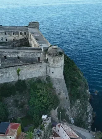 Immagine del castello di gaeta laterale