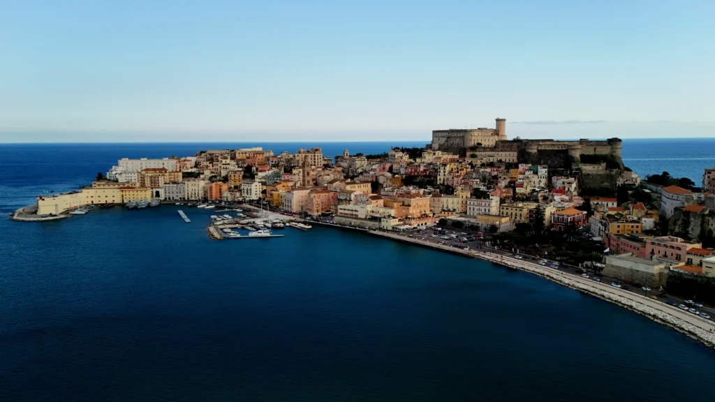 Immagine di gaeta medievale dal mare
