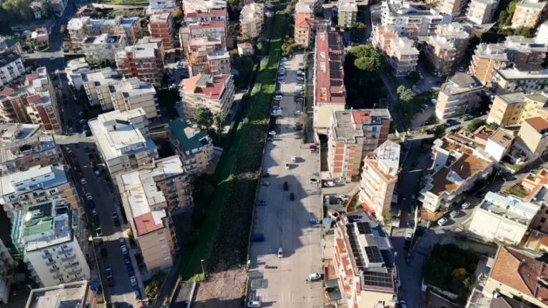 Immagine dall'alto del parcheggio di via del piano
