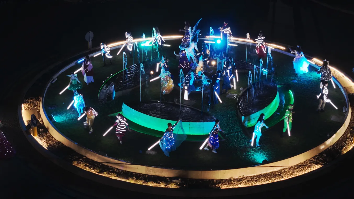 Image fountain and dance show with blue lights during Favole di Luce 2025