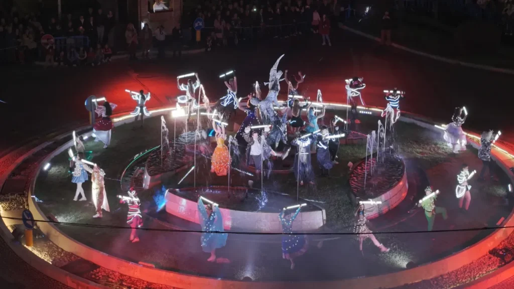 Immagine fontana e spettacolo di danza favole di luce 2025