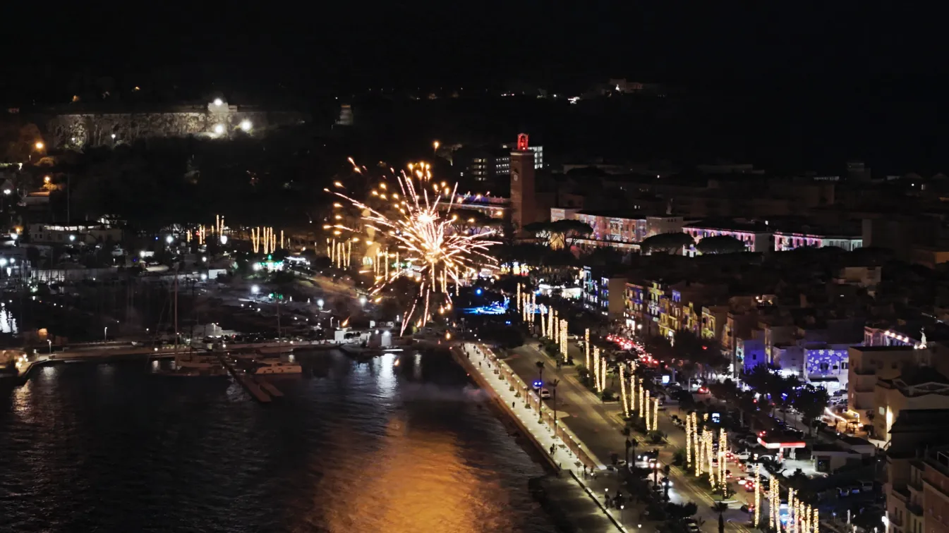 Immagine dei fuochi d'artificio durante l'evento favole di luce 2025