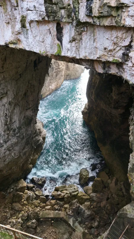 Immagine della grotta del turco dalla scalinata