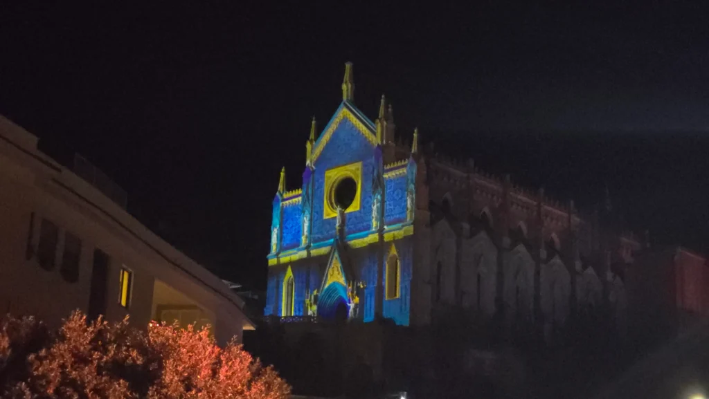 Foto del Tempio di San Francesco illuminato durante Favole di Luce 2025