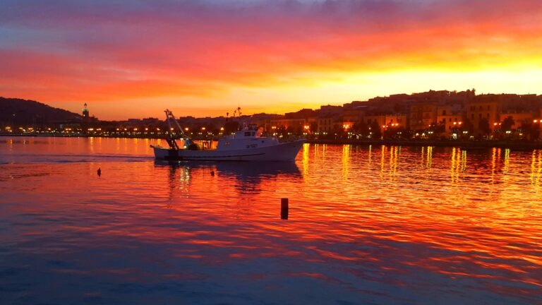 Immagine peschereccio al tramonto