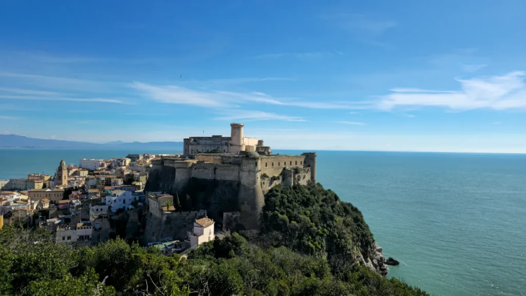 Castello su scogliera con mare. angionino-aragonese visto da monte orlando