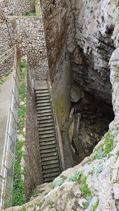 Immagine della scalinata all'interno della Grotta del Turco a Gaeta