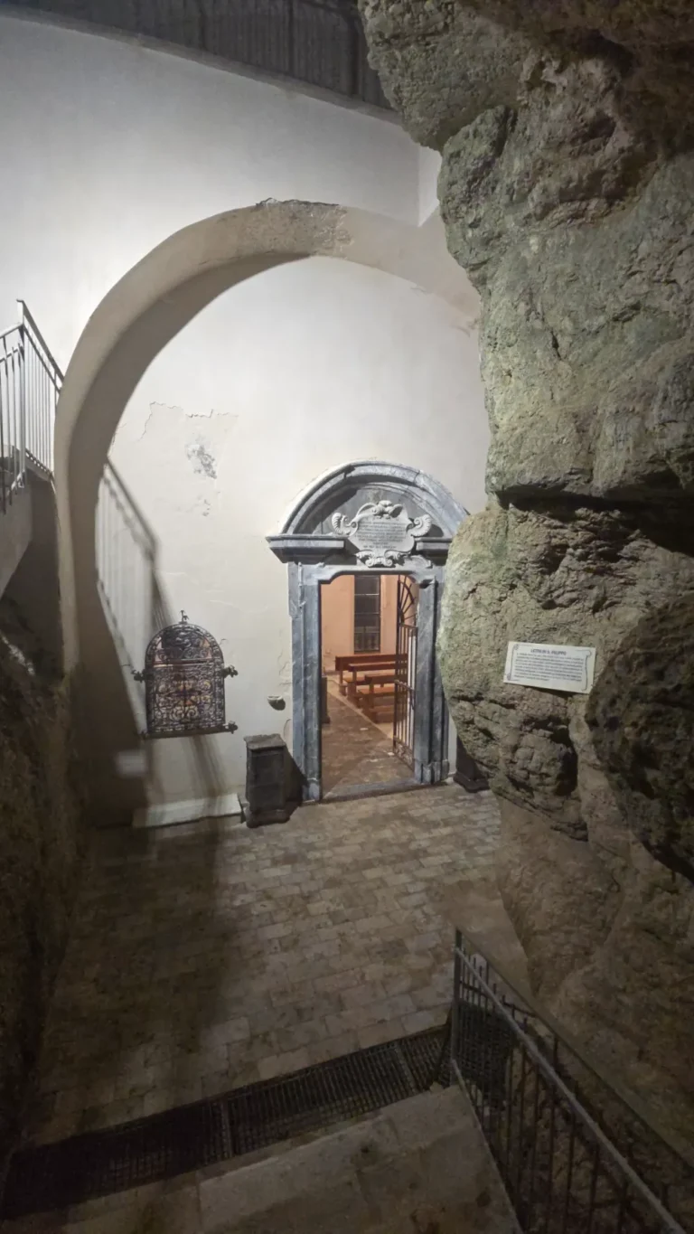 Immagine della Cappella del Crocifisso all'interno della Montagna Spaccata a Gaeta