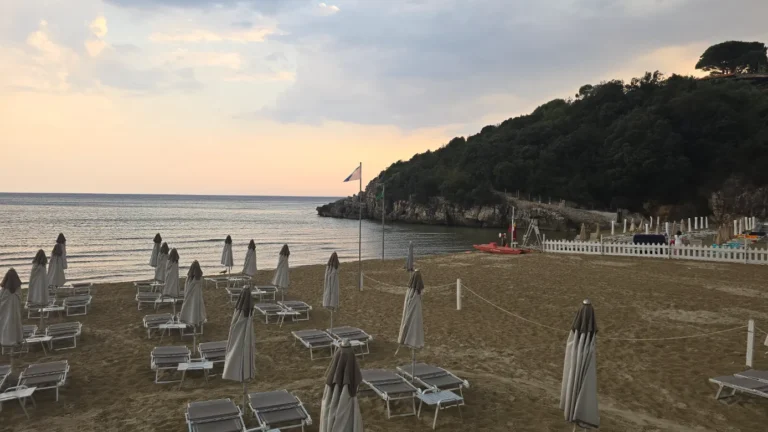 Immagine al tramonto della Spiaggia dell'Ariana a Gaeta