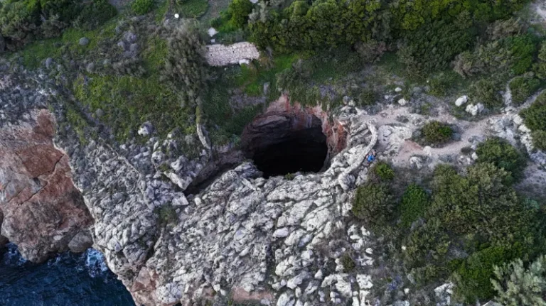 Image of the Devil's Well in Gaeta seen from above