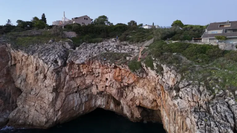 Immagine del Pozzo del Diavolo a Gaeta visto dal mare