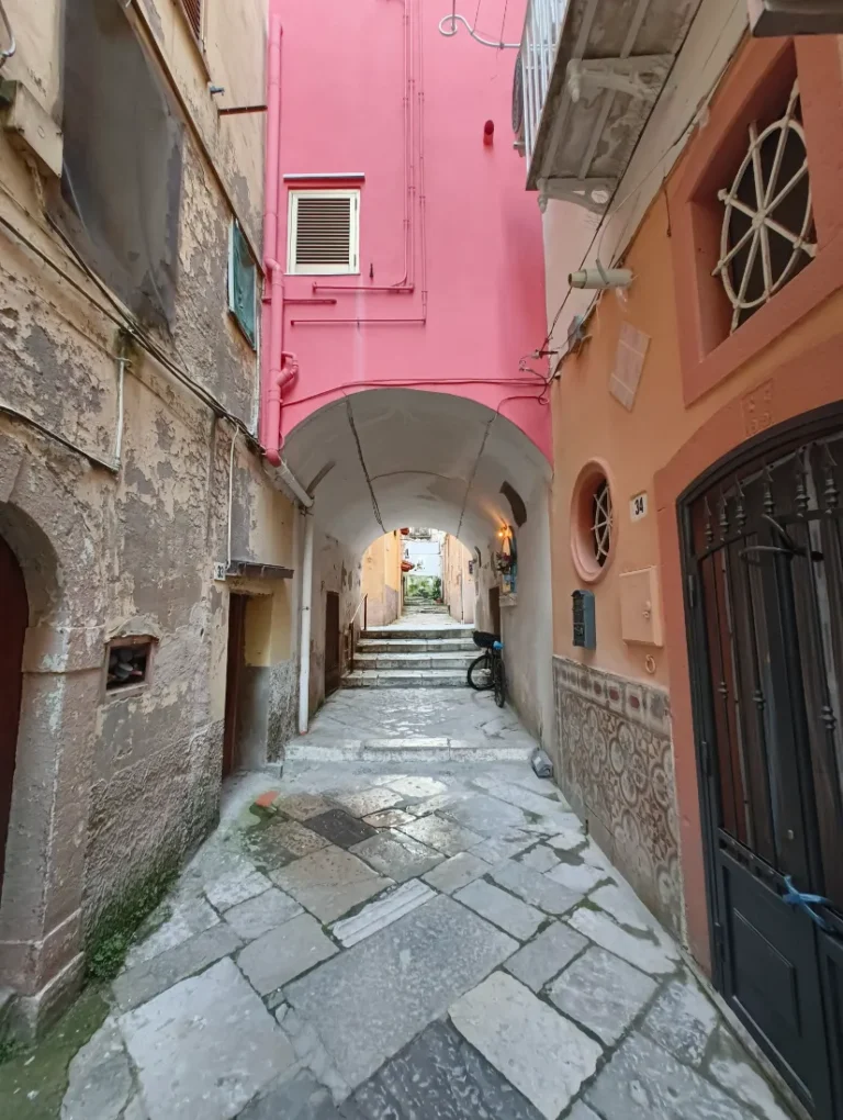 Passeggiata nel Centro Storico di Gaeta: Itinerario a Piedi