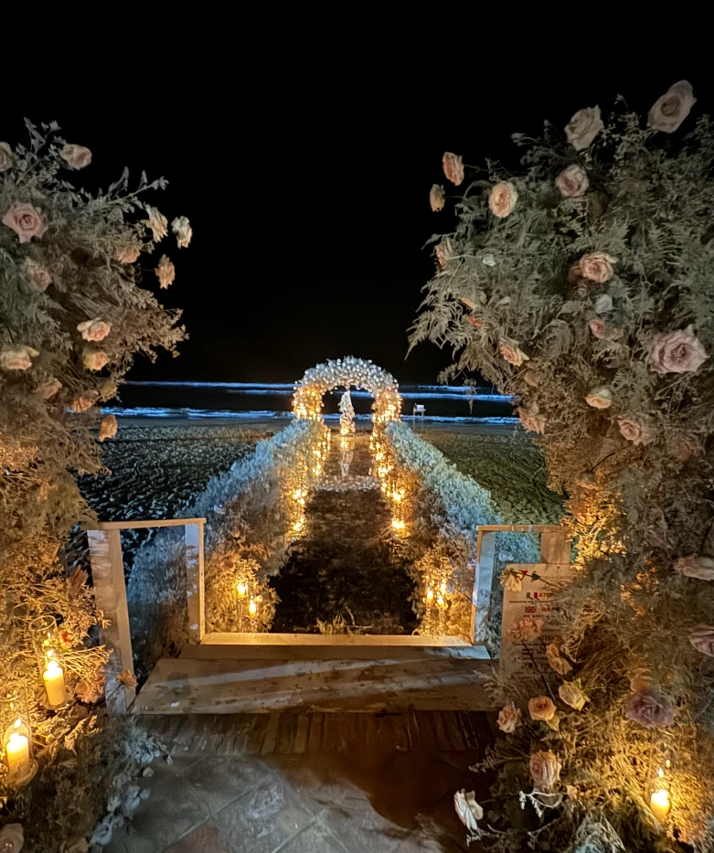 Immagine della cerimonia in spiaggia dell'Aenea's Landing