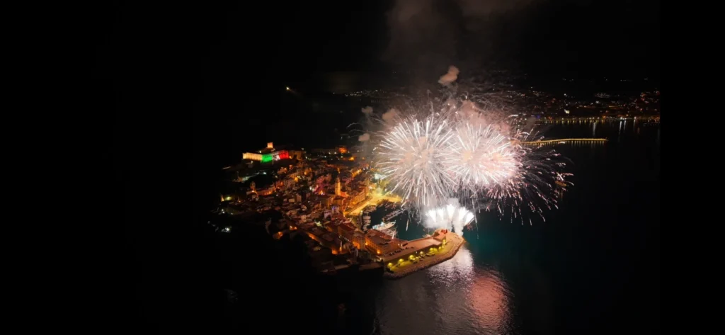 Immagine dei festeggiamenti dei Santi Patroni Erasmo e Marciano a Gaeta durante i fuochi d'artificio
