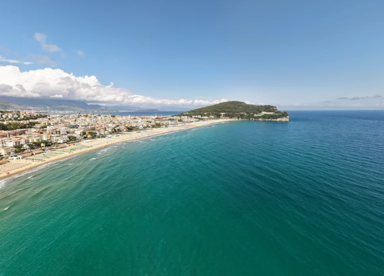 Immagine della spiaggia di serapo