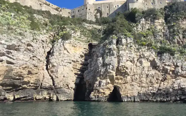 Il Castello Angioino-Aragonese di Gaeta visto dal mare, verticale