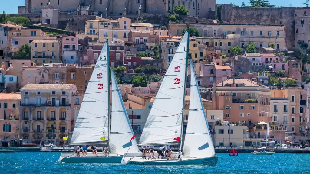 Due barche Match 25 bordo a bordo nel Golfo di Gaeta con il centro storico alle spalle