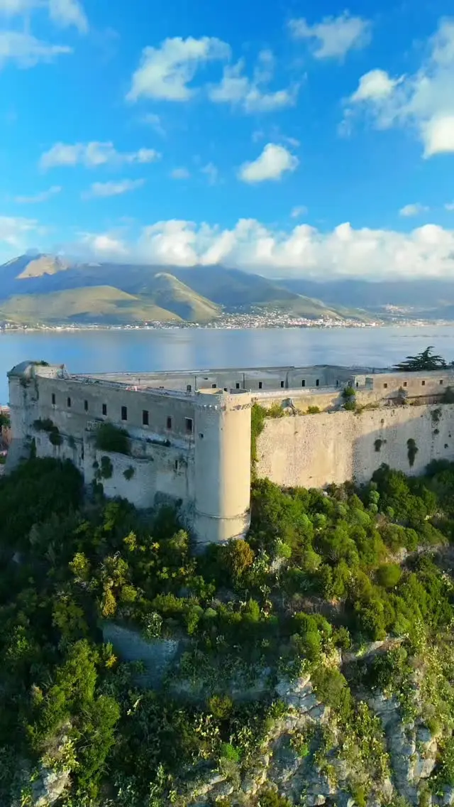 Il Castello Angioino-Aragonese all’alba